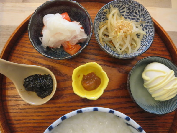トマトの酢玉ねぎのせ、もやしの和え物、ゆでたまご、梅ごのみ、海苔の佃煮