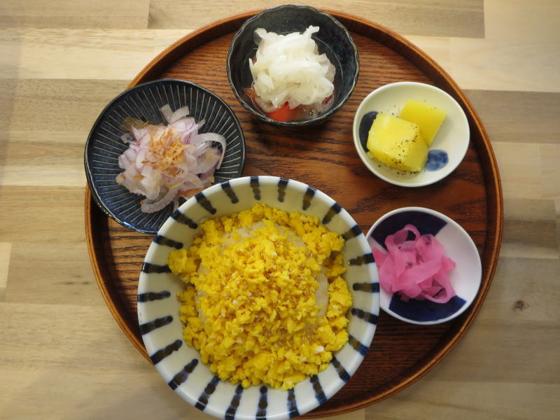 炒りたまご丼の献立