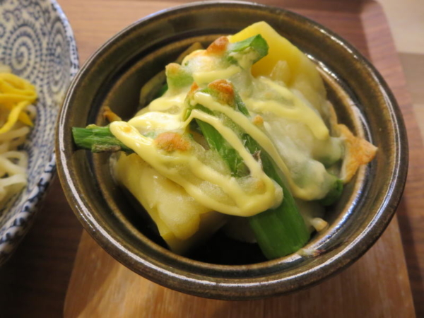 じゃがいもとアスパラのマヨチーズ焼き