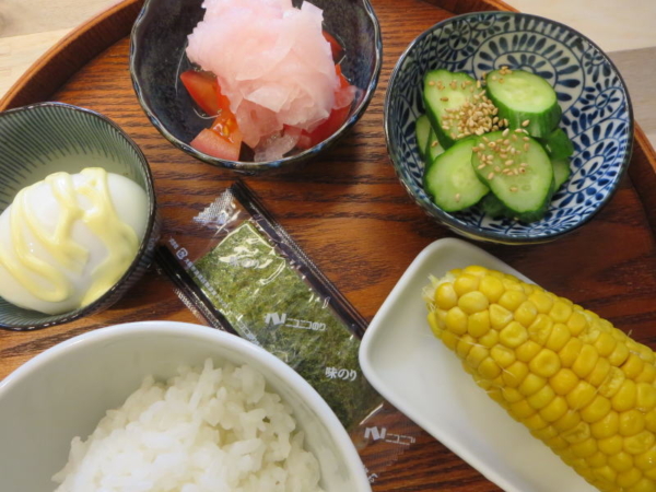 ゆでたまご、トマトの酢玉ねぎのせ、塩きゅうり、味付のり、とうもろこし
