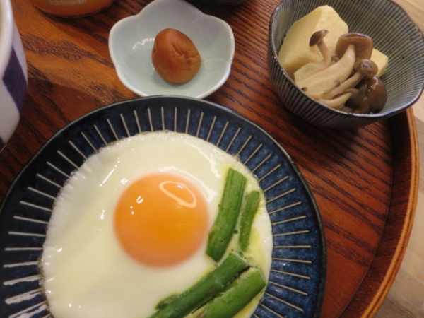 目玉焼き＋アスパラ、高野豆腐煮＋しめじ添え、梅干