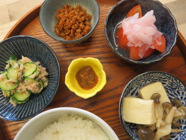 ツナ缶きゅうり、鶏そぼろ(市販)、トマトの酢玉ねぎのせ、高野豆腐煮＋しめじ添え、梅ごのみ