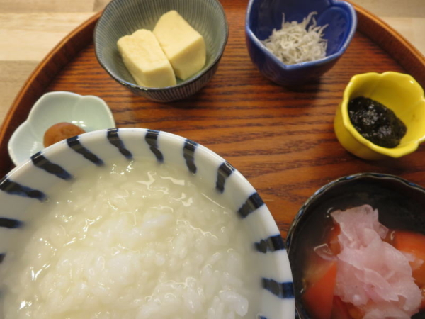 梅干、高野豆腐煮、ちりめんじゃこ、海苔の佃煮、トマトの酢玉ねぎのせ