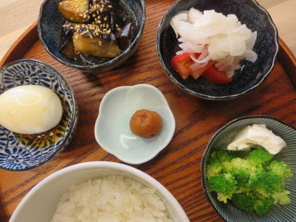 半熟たまご、なすの甘辛炒め、トマトの酢玉ねぎのせ、ブロッコリーのクリームチーズ添え、梅干