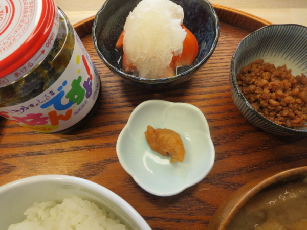 海苔の佃煮、トマトの酢玉ねぎのせ、鶏そぼろ(市販)、梅干