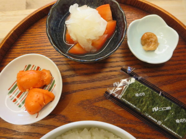 焼明太子、トマトの酢玉ねぎのせ、梅干、味付のり