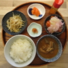 もつ煮(前日残り)の献立