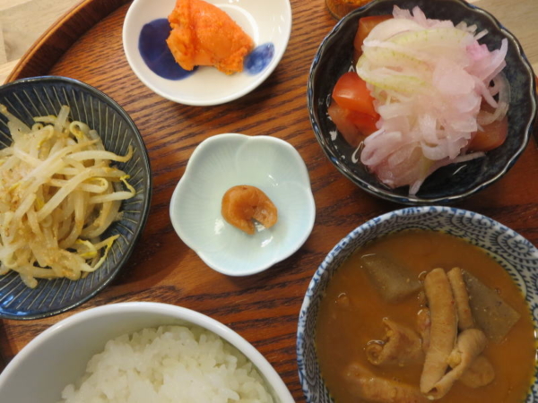 もつ煮(前日残り)、トマトの酢玉ねぎのせ、焼明太子、もやしのごま和え、梅干