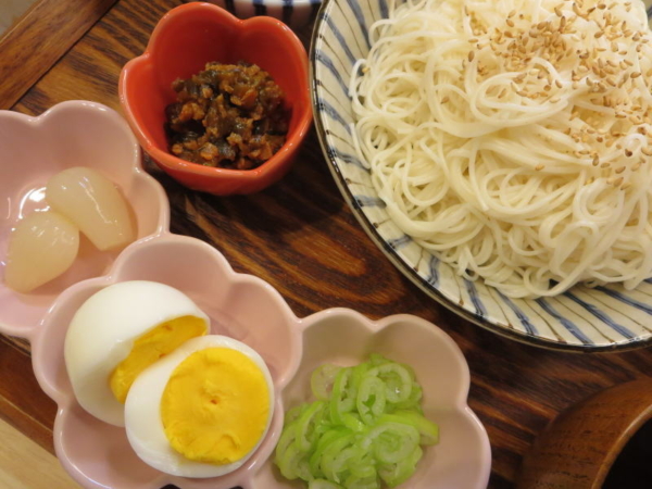 そうめん、肉味噌ラー油(市販)、薬味ネギ、ゆでたまご、らっきょう