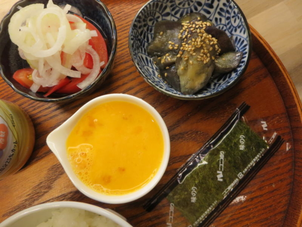 たまご、味付のり、ナス炒め、トマトの酢玉ねぎのせ