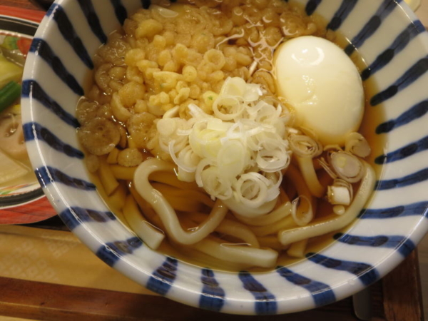 たぬきうどん(揚げ玉、ゆでたまご、薬味ネギ)