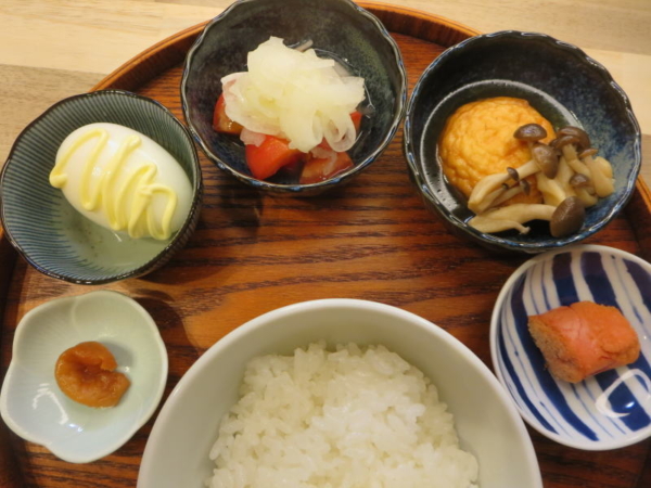 ゆでたまご＋マヨネーズ(カロリーオフ)、トマトの酢玉ねぎのせ、魚河岸揚げ煮しめじ添え、焼たらこ、梅干