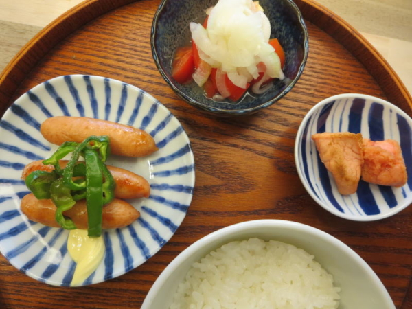 ウインナー、焼ピーマン添え、トマトの酢玉ねぎのせ、焼たらこ