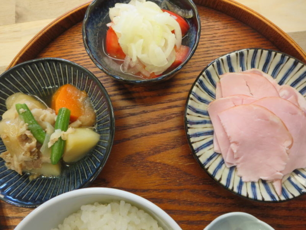 肉じゃが(京都はんなり一菜)、トマトの酢玉ねぎのせ、ロースハム