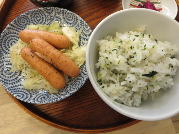ごはん(おむすび山・青菜)、ウインナーキャベツ