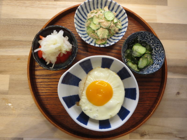 目玉焼き丼の献立