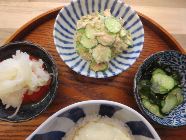 トマトの酢玉ねぎのせ、ツナ缶きゅうり、わかめときゅうりの酢の物