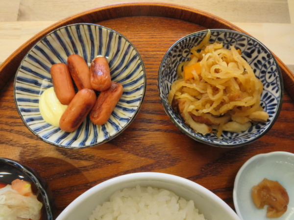ウイニー、切干大根煮、梅干、トマトの酢玉ねぎのせ