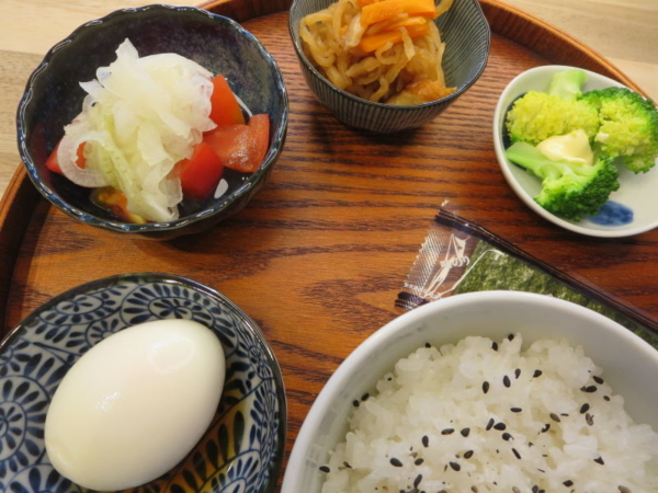 半熟たまご、トマトの酢玉ねぎのせ、切干大根煮、ブロッコリー、味付のり