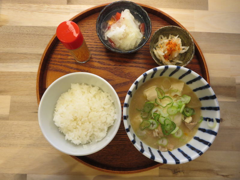 豚汁(ゆでたまご入り)定食の献立