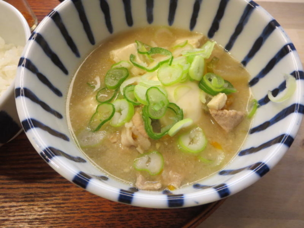 豚汁(ゆでたまご入り)