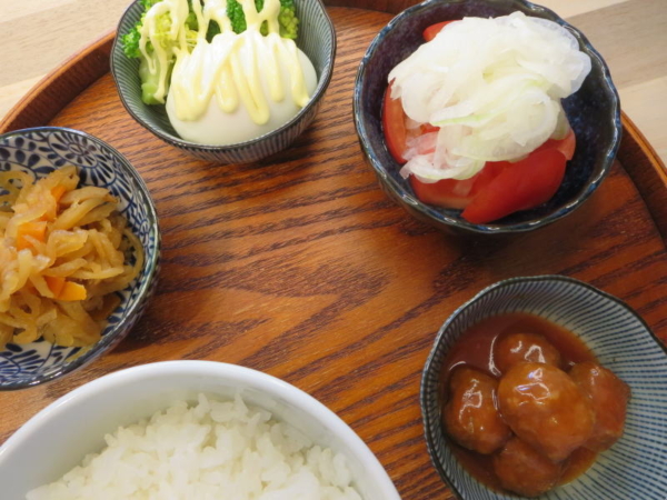 切干大根煮、ゆでたまごとブロッコリー、トマトの酢玉ねぎのせ、ミートボール