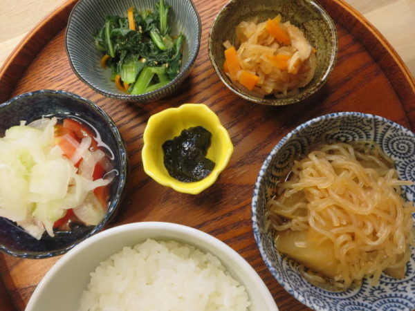 大根としらたきの煮物、トマトの酢玉ねぎのせ、小松菜と人参のナムル、切干大根煮、海苔の佃煮