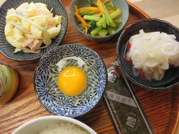 たまご、マカロニサラダ、小松菜と人参のナムル、トマトの酢玉ねぎのせ、味付のり