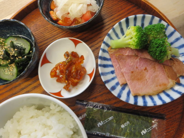 焼豚(ブロッコリー添え)、貝ひものキムチ、きゅうりとわかめの酢の物、トマトの酢玉ねぎのせ、味付のり