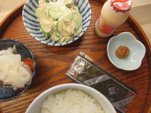 ツナ缶きゅうり、トマトの酢玉ねぎのせ、味付のり、梅干、ピルクル