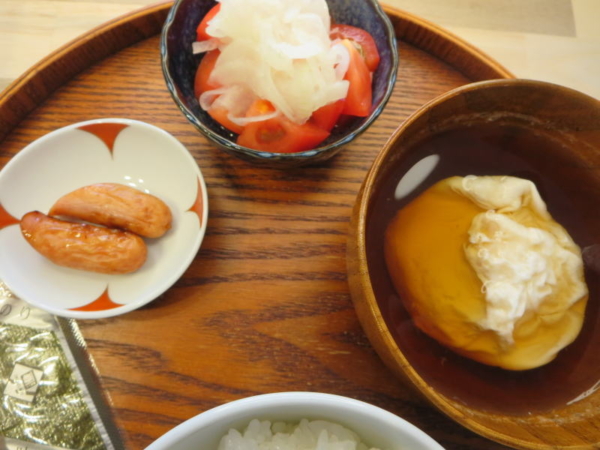 ポーチドエッグ、トマトの酢玉ねぎのせ、ウインナー、味付のり