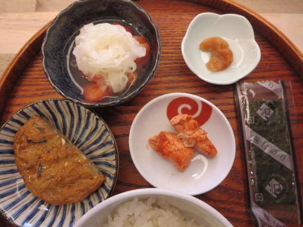 鰯ごぼう、焼明太子、トマトの酢玉ねぎのせ、梅干、味付のり