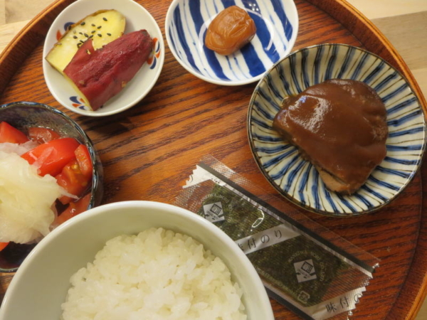 イシイのハンバーグ、味付のり、梅干、焼いも、トマトの酢玉ねぎのせ