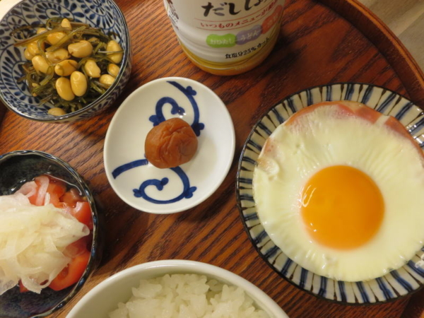 ハムエッグ、梅干、昆布豆、トマトの酢玉ねぎのせ