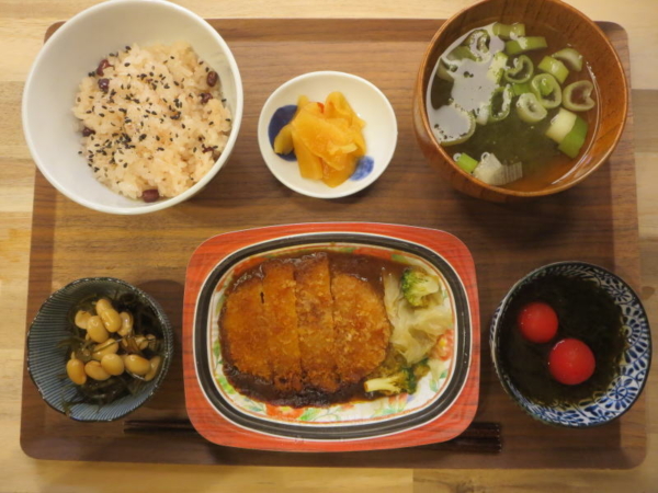 白みそ仕立てのデミソースとんかつ(京都はんなり一菜)の献立
