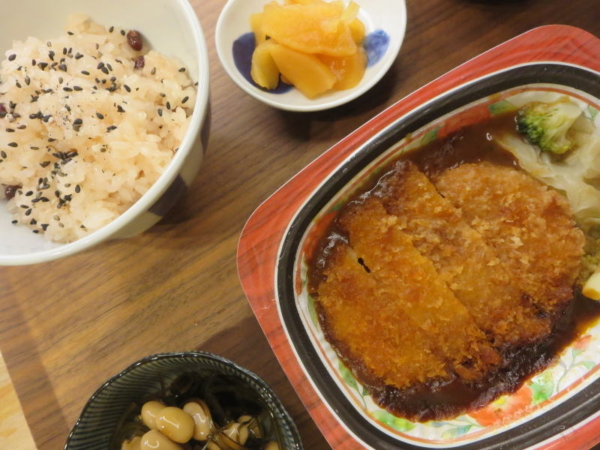 お赤飯、白みそ仕立てのデミソースとんかつ(京都はんなり一菜)、昆布豆、漬物