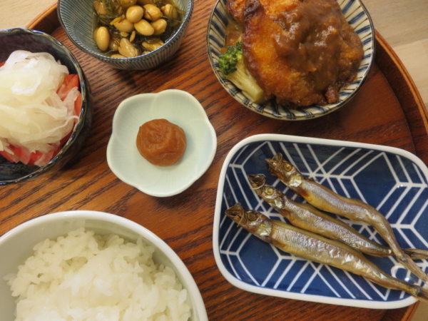 焼ししゃも、梅干、昆布豆、トマトの酢玉ねぎのせ、白みそ仕立てのデミソースとんかつ(前日残り)