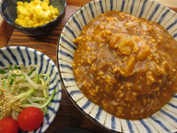 シーフード入り挽肉カレー、バターコーン、もやしときゅうりの中華和え(ミニトマト添え)