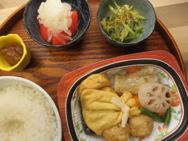 五目巾着と野菜の炊合せ(京都はんなり一菜)、もやしときゅうりの中華和え、トマトの酢玉ねぎのせ、梅ごのみ