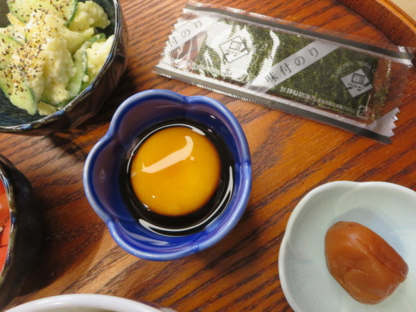 たまご(卵黄)、味付のり、ポテサラ、梅干、トマトの酢玉ねぎのせ
