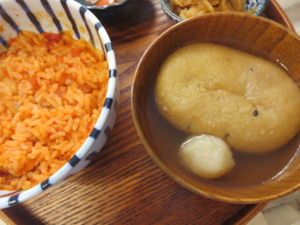トマト雑炊(前日の残り)、汁物(おでんの汁、がんもどきと練り物)