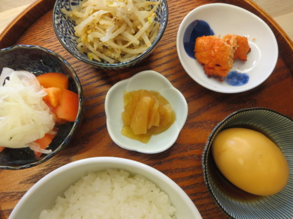 焼明太子、ゆでたまごのしょう油煮、もやしのごま和え、トマトの酢玉ねぎのせ、漬物