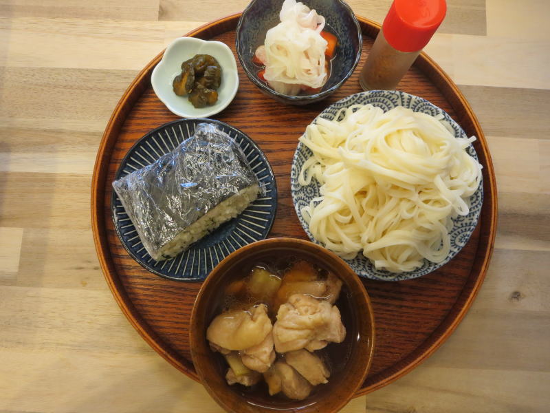 おにぎらずとうどんの献立