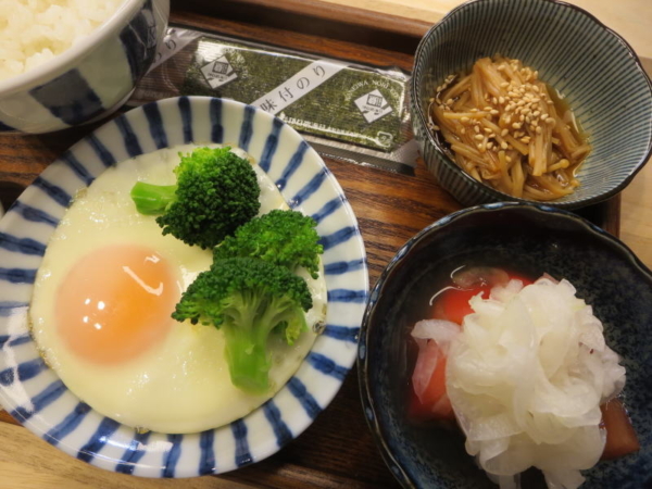 目玉焼き、トマトの酢玉ねぎのせ、なめたけ、味付のり