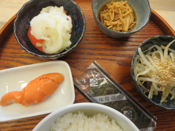 焼たらこ、トマトの酢玉ねぎのせ、なめたけ、もやしポン酢、味付のり