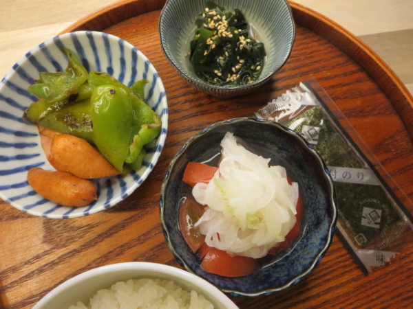 ウインナーとピーマンのソテー、わかめの酢の物、トマトの酢玉ねぎのせ、味付のり