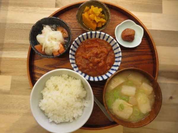 トマトカレー(前日の残り)の献立