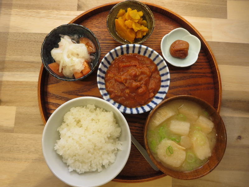トマトカレー(前日の残り)の献立