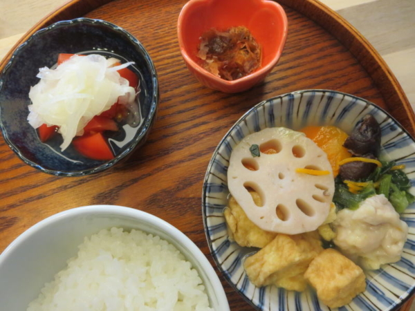 厚揚げと鶏肉の白だし煮(京都はんなり一菜)、おかか、トマトの酢玉ねぎのせ