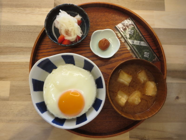 目玉焼き丼の献立